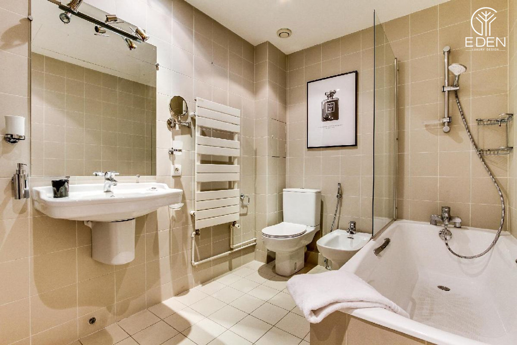 Phòng tắm nên được lắp đặt các thiết bị cần thiết và đảm bảo sự tối giản
