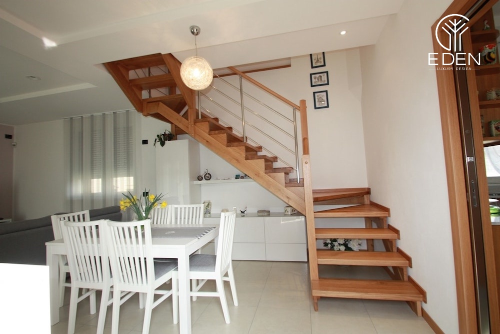 Mẫu thi công phòng bếp dưới cầu thang với nội thất gỗ cao cấp