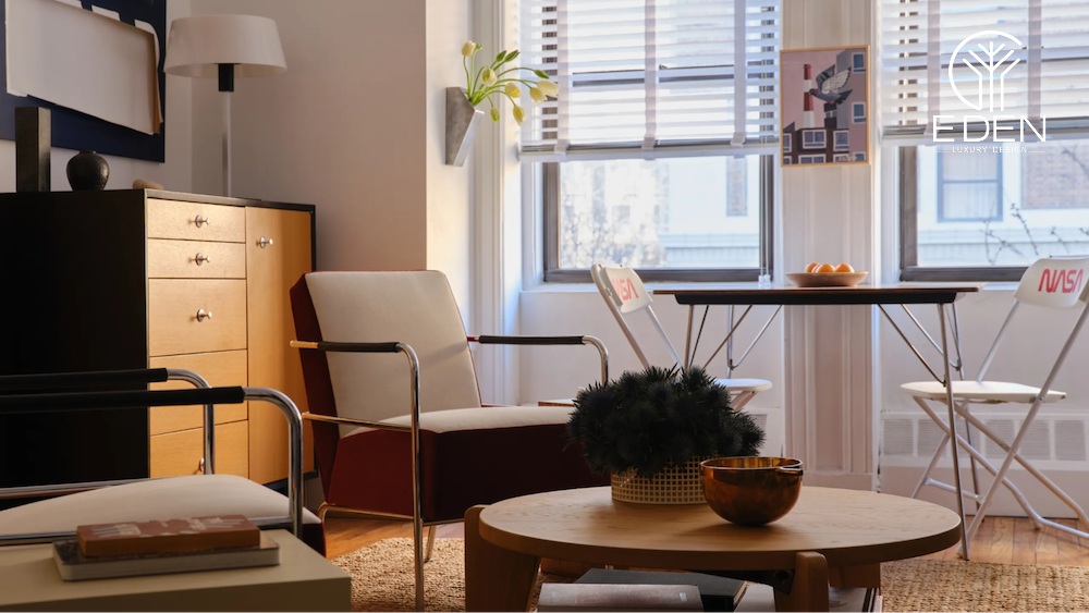 Phòng khách nhà vuông cho căn hộ với lối thiết kế ấm áp khi sử dụng những vật liệu được làm từ gỗ cùng tone màu nâu ấm