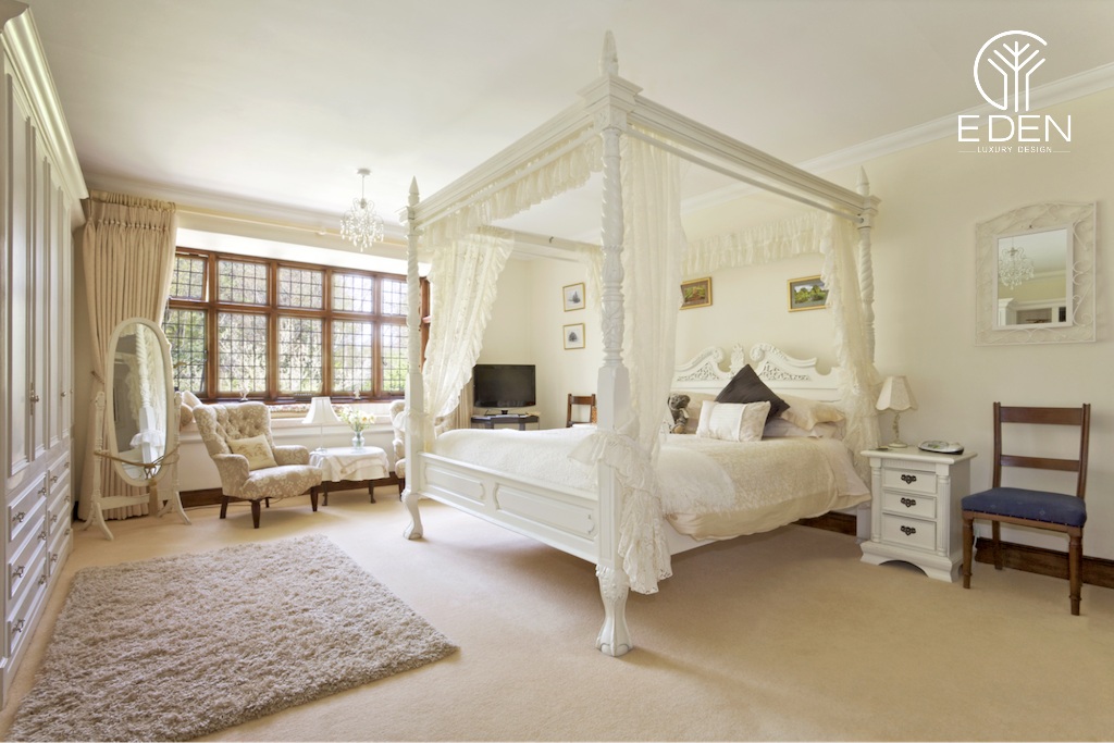 Giường 4 cọc được dùng để mắc các mùng, màn theo phong cách xưa cũ