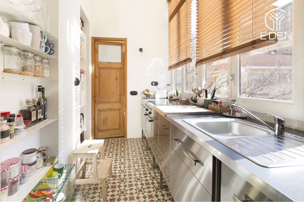Mẫu thiết kế phòng bếp có cửa sổ phong cách Vintage