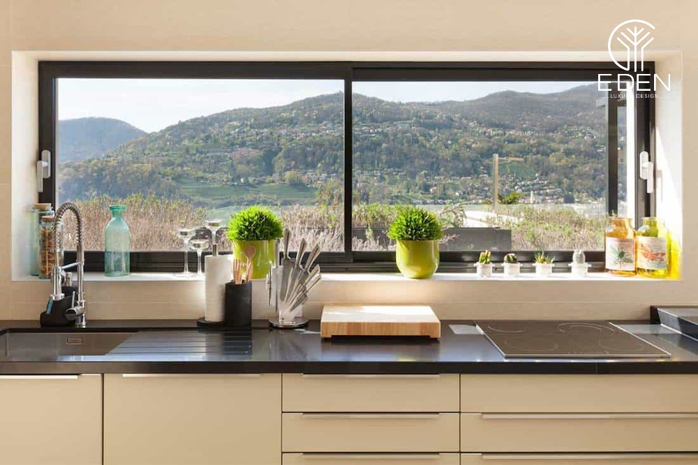 Mẫu thiết kế phòng bếp có cửa sổ nhìn ra bên ngoài thiên nhiên