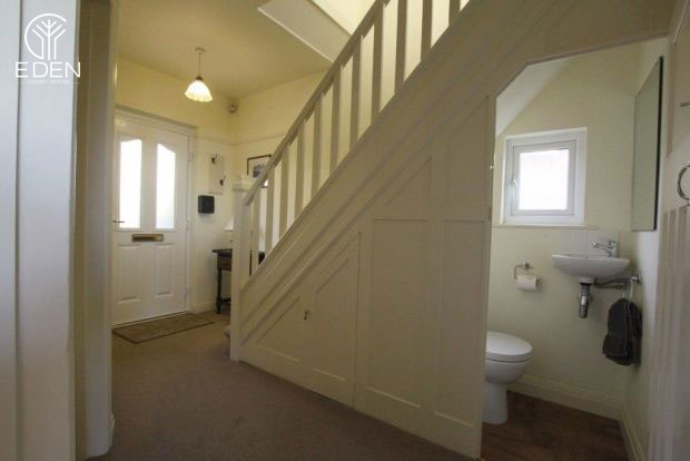 Trang trí nội thất nhà vệ sinh dưới cầu thang