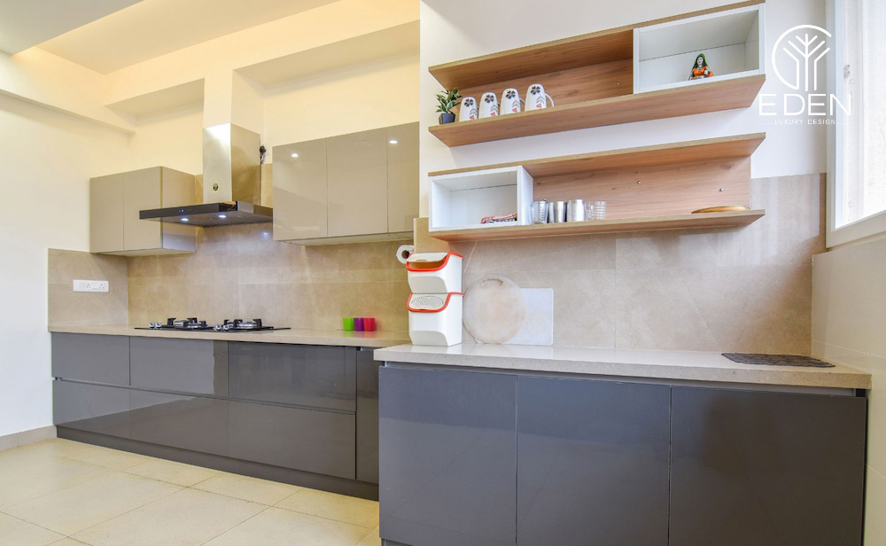 Mẫu phòng bếp được tích hợp tủ bếp Acrylic tráng gương hiện đại