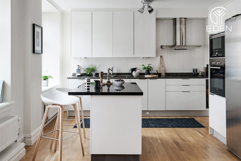 Sự kết hợp giữa tủ bếp chữ L với bàn đảo nhỏ góp phần gia tăng diện tích không gian bếp