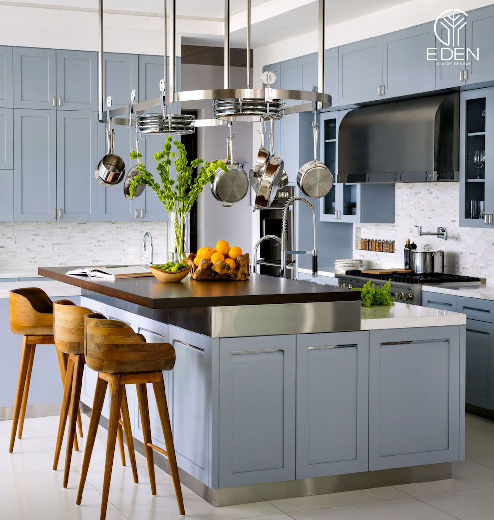 Không gian bếp được trang trí bởi cây xanh góp phần tạo nên sự sinh động, mát mẻ và thoáng đãng