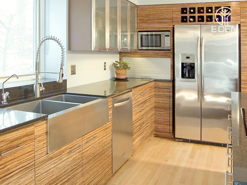 Sử dụng chất liệu gỗ cho nội thất phòng bếp nhà ống