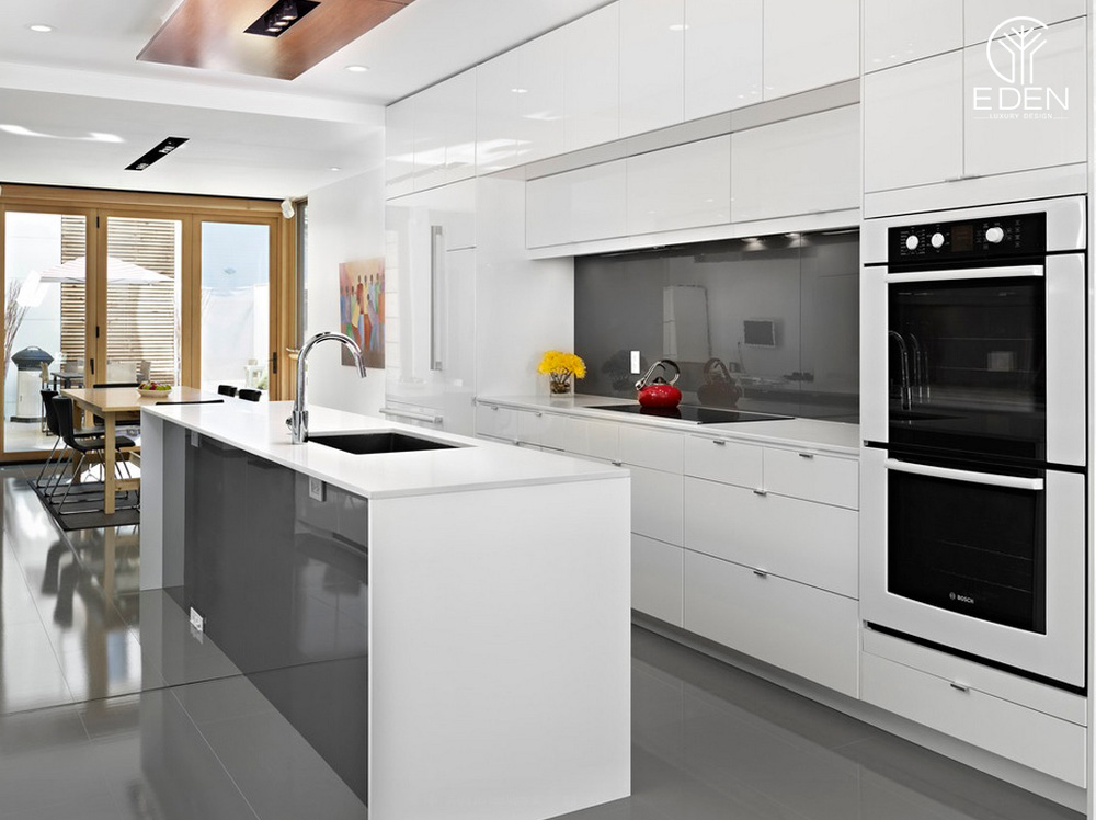 Tông màu sáng luôn được ưu tiên sử dụng trong những không gian bếp có diện tích hạn chế