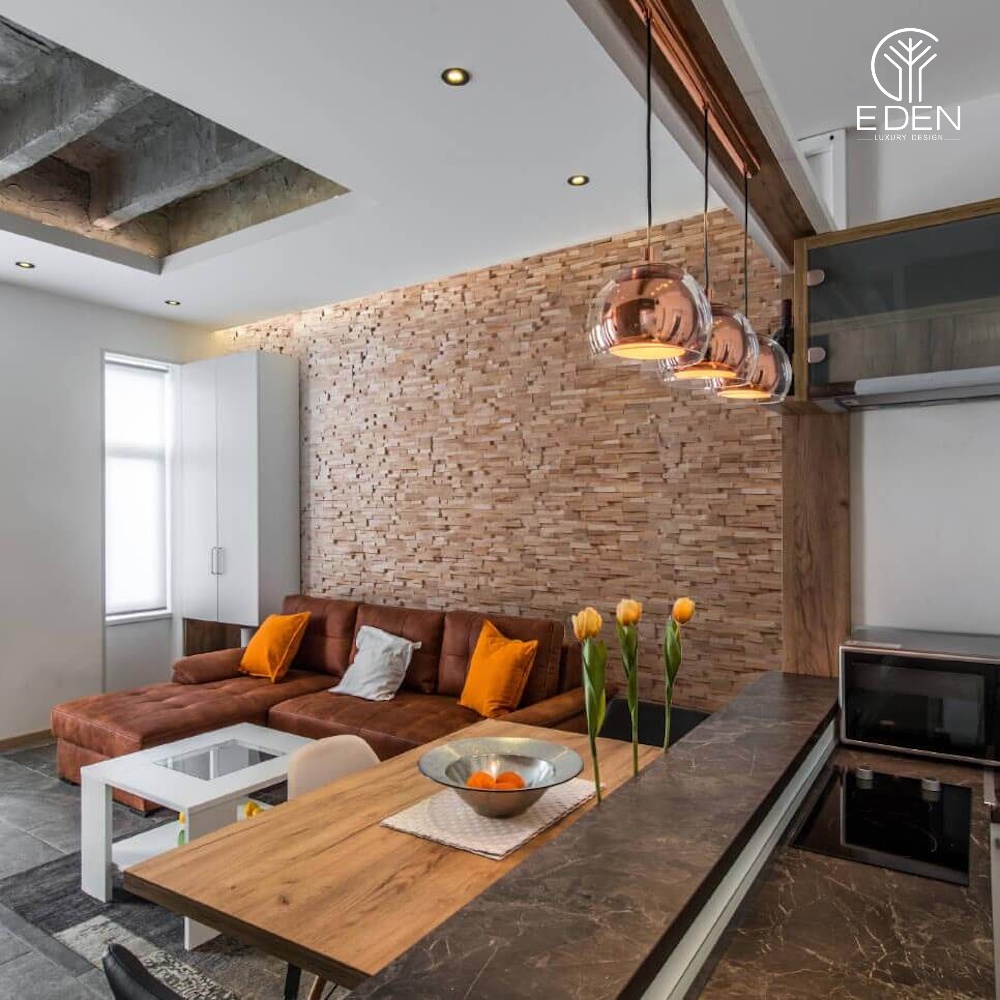 Sofa cùng màu với tường ốp gỗ và nội thất gỗ tạo nên cảm giác ấm cúng
