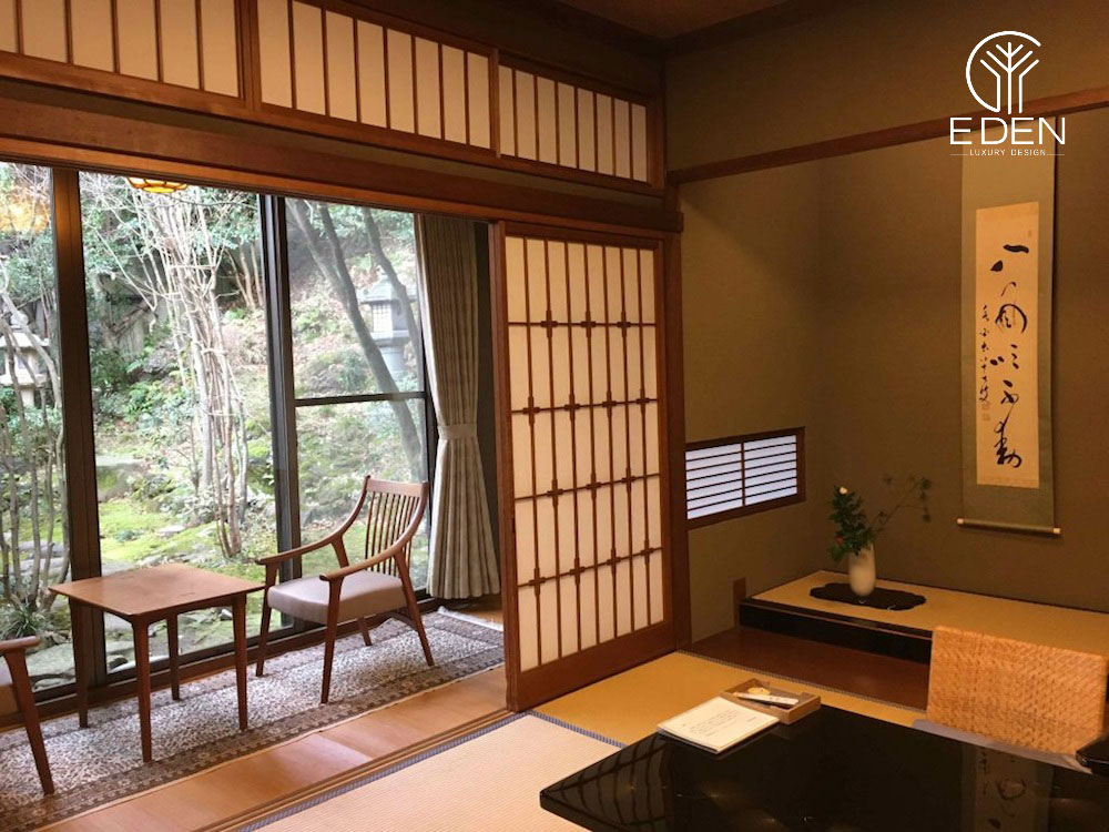 Mẫu 4: Phòng khách Nhật Bản có ban công thoáng mát, hòa nhịp với thiên nhiên cây cỏ