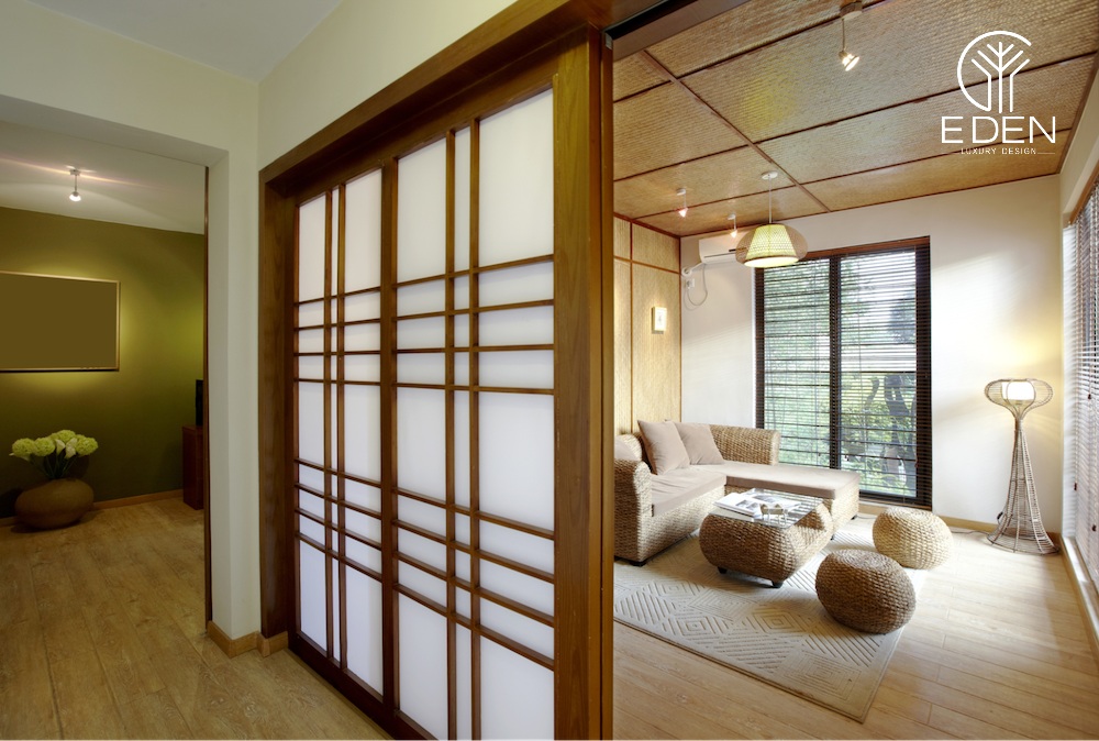 Cửa, sàn và trần của phòng khách đều được làm bằng gỗ