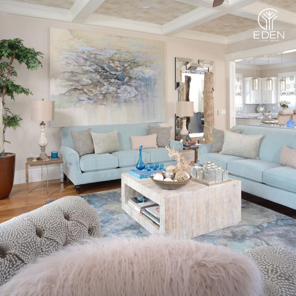 Mẫu sofa và thảm xanh mang đến cho căn phòng mát mẻ, tươi mới