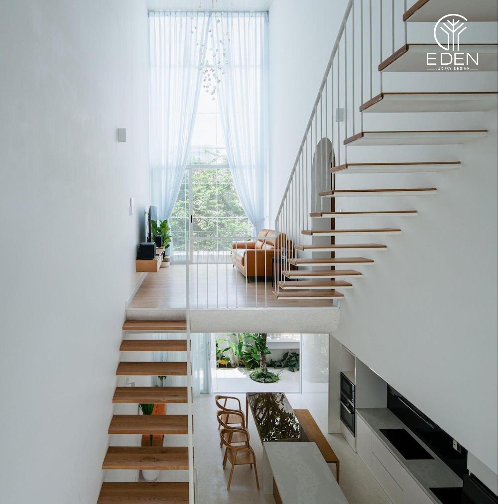 Cầu thang được thiết kế dạng hở giúp mở rộng tầm nhìn từ trong ra ngoài