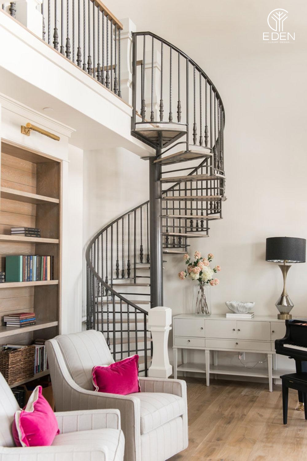 Bài trí vật dụng trang trí phòng khách sao cho hài hòa với chất liệu và màu sắc của cầu thang