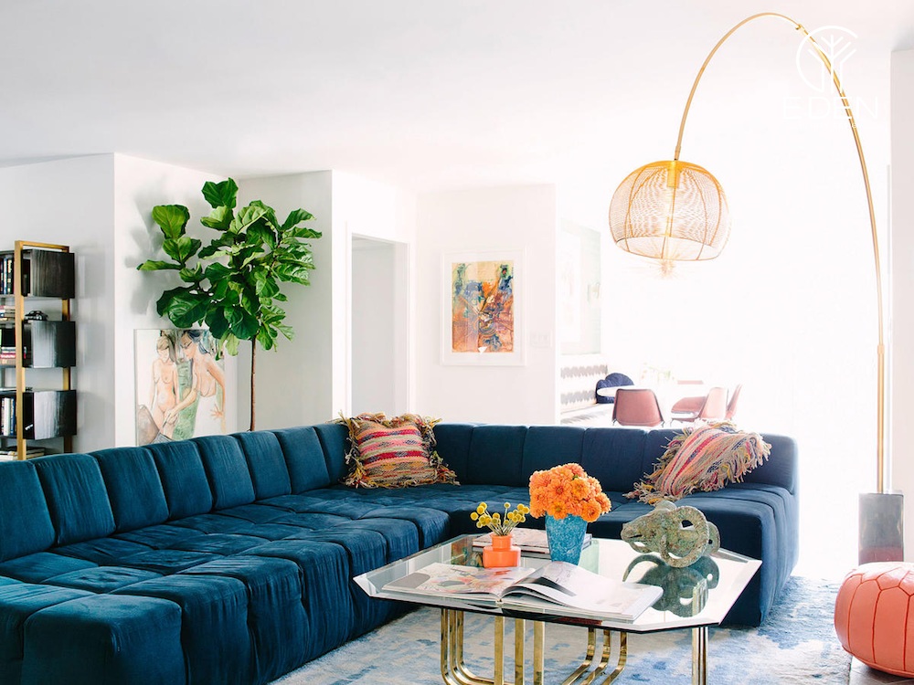 Sofa xanh cùng đèn chiếu có thiết kế bắt mắt tạo nên không gian sang chảnh