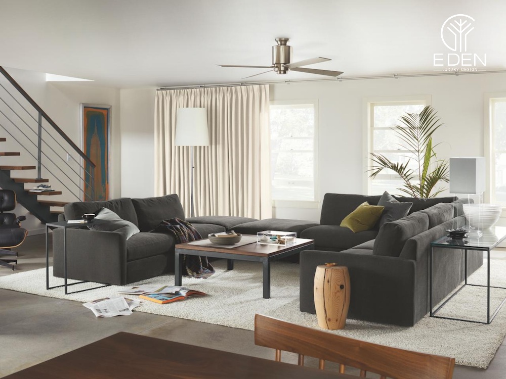 Bạn có thể lựa chọn một bộ sofa đen tương phản với tone trắng nền nã của không gian phòng khách tối giản