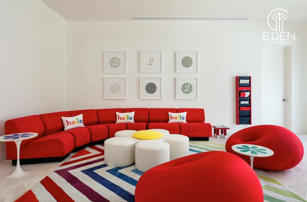 Sofa đỏ Pierre Paulin trong phòng khách tối giản tone trắng chủ đạo giúp căn phòng trở nên độc đáo và lôi cuốn
