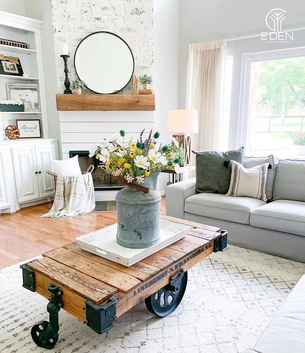Không gian phòng khách Vintage có thể được tạo nên từ những điểm nhấn nổi bật ở các chi tiết như bình hoa, bàn gỗ,...