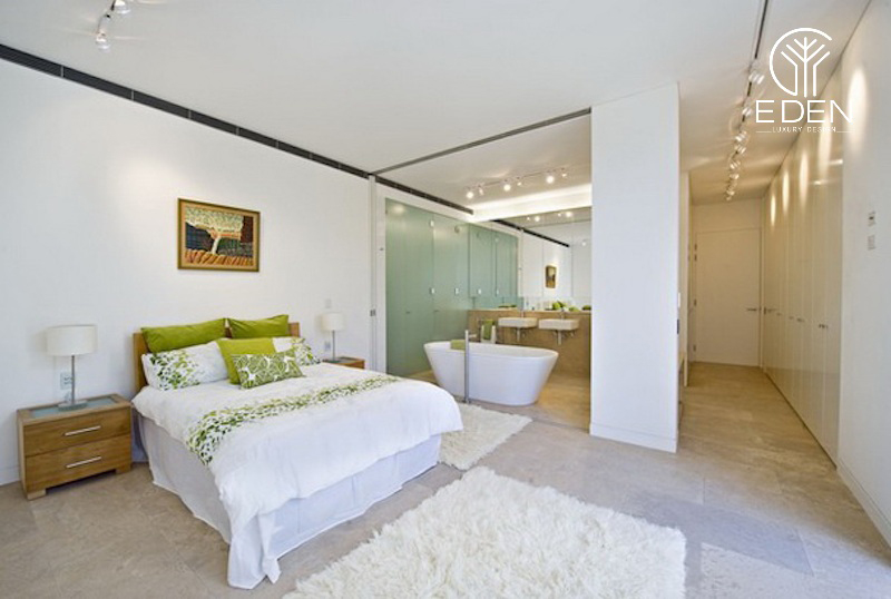 Phòng ngủ với giường ngủ được đặt ở trung tâm và nhà vệ sinh bố trí ở một góc căn phòng