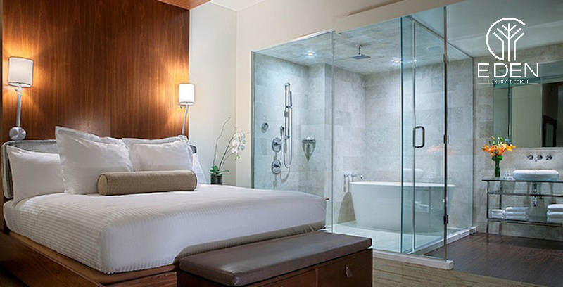 Phòng ngủ có nhà vệ sinh bằng kính thông thoáng và rộng rãi