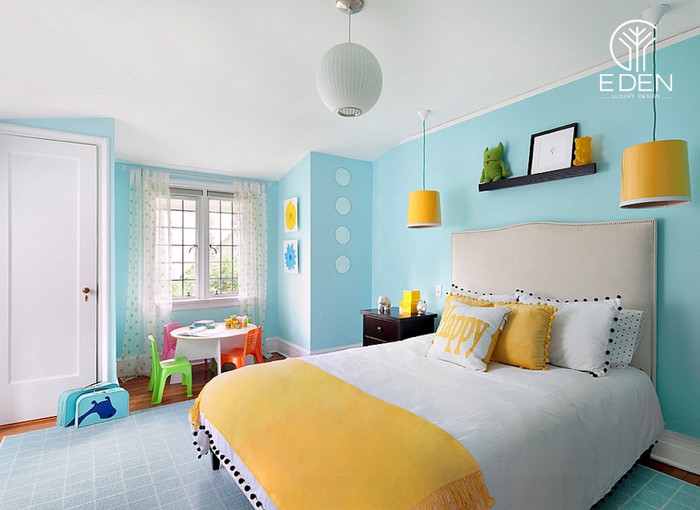 Kết hợp màu vàng năng động với màu xanh dịu nhẹ cho phòng ngủ