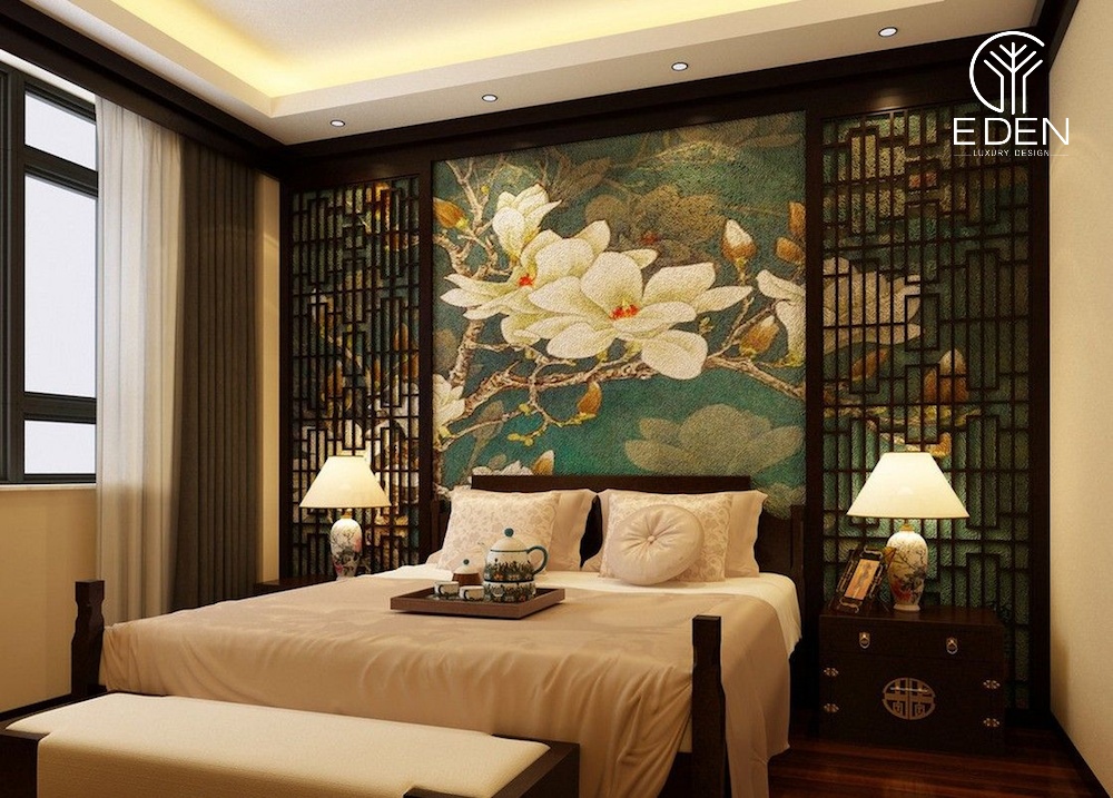 Bức tranh họa tiết hoa cỡ lớn kết hợp với khung gỗ ở đầu giường