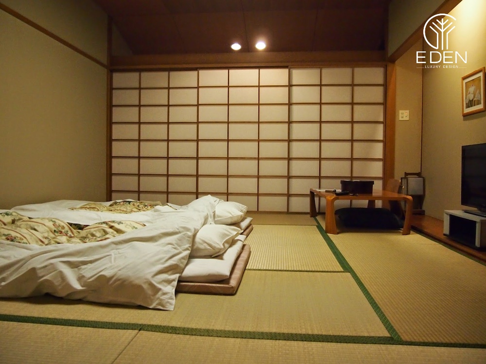 Giường bệt với phong cách Nhật Bản được trang trí chủ đạo là màu be