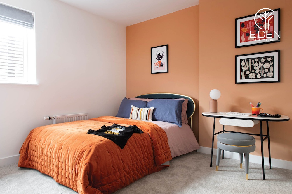 Sử dụng nội thất màu cam đậm làm điểm nhấn trên nền cam nhạt của phòng ngủ