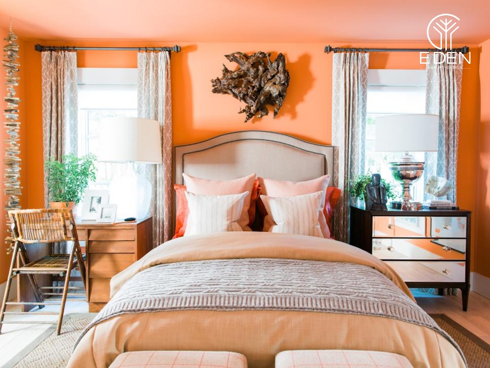 Bức tường lớn màu cam làm điểm nhấn cho phòng ngủ