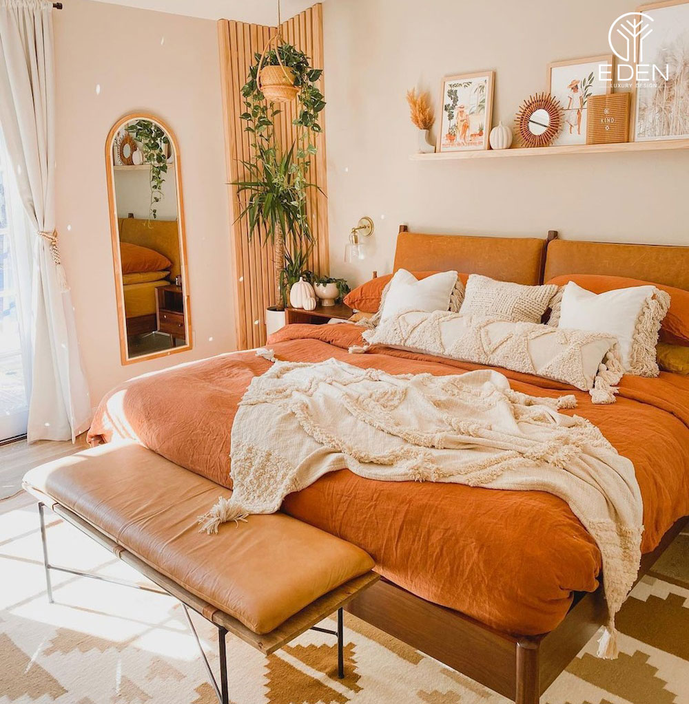 Nội thất gỗ màu cam và chậu cây nhỏ tạo nên sự mộc mạc cho căn phòng