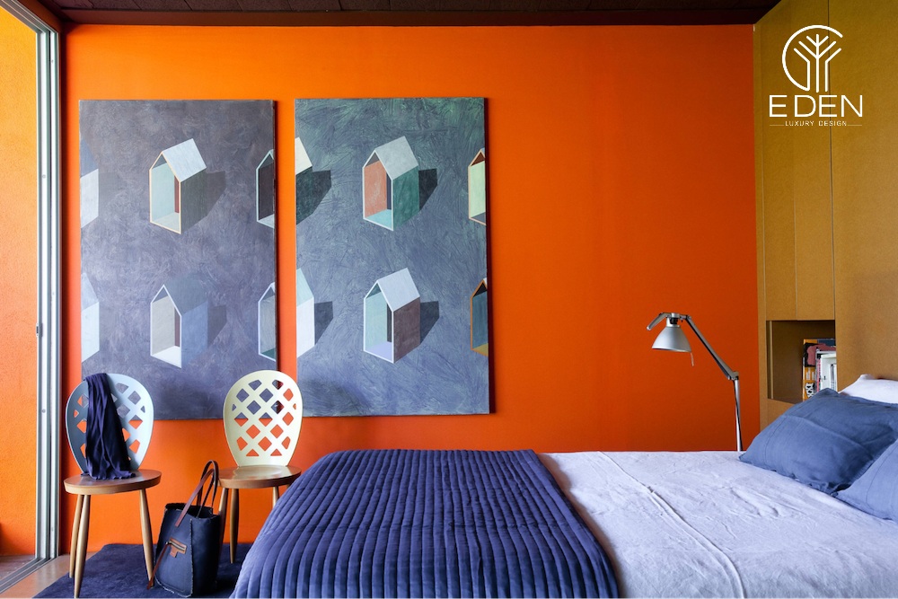 Tranh treo tường giúp phòng ngủ màu cam trở nên độc đáo, riêng biệt