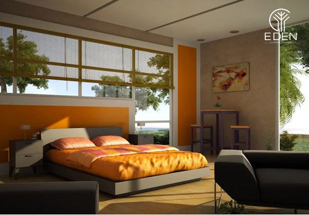 Nắng nhẹ nhàng chiếu vào những món nội thất màu cam trong phòng ngủ