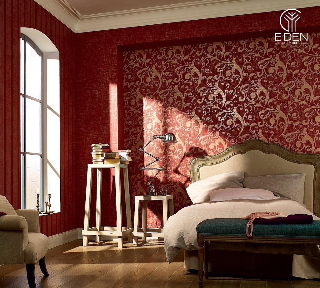 Họa tiết mới lạ từ giấy dán tường màu đỏ mang đến không gian sang trọng cho phòng ngủ