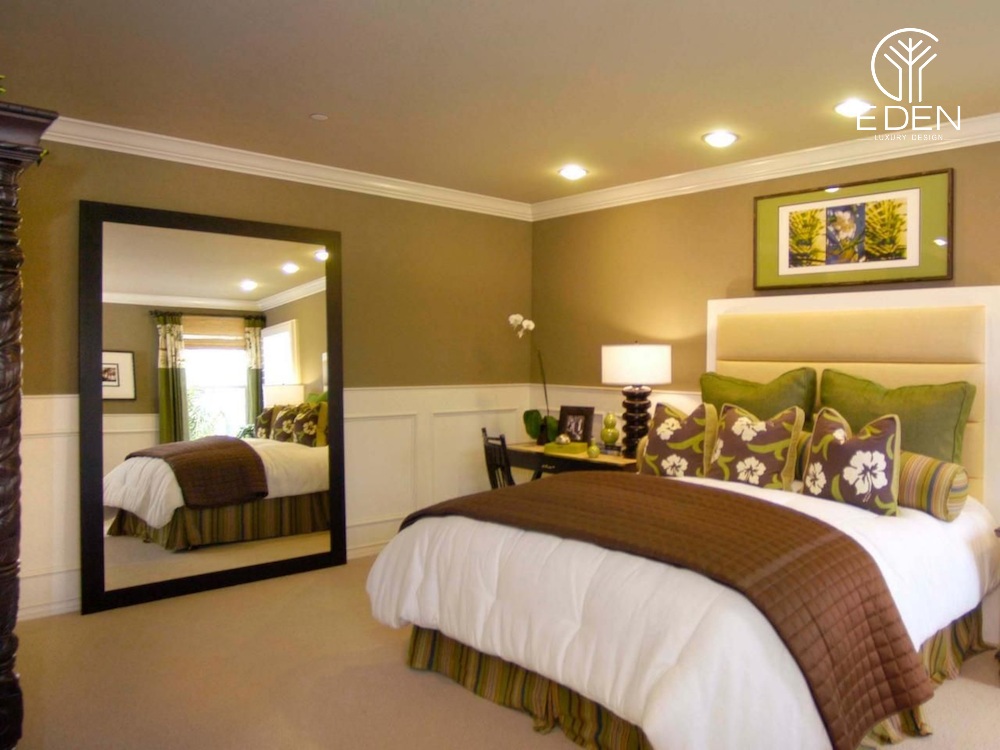 Phòng ngủ màu nâu nhạt kết hợp với tone màu trắng và xanh lá