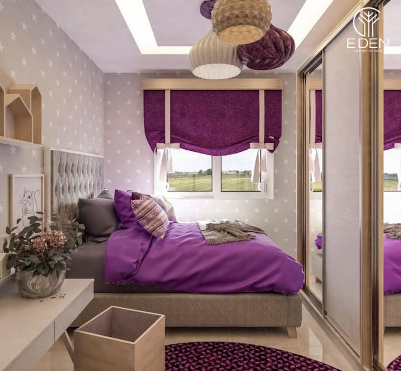 Mẫu 3: Chiếc gối và mền màu tím đậm và một vài món nội thất bằng gỗ giúp cho tổng thể căn phòng ngủ màu tím trong hài hòa chứ không hề cầu kỳ, phức tạp