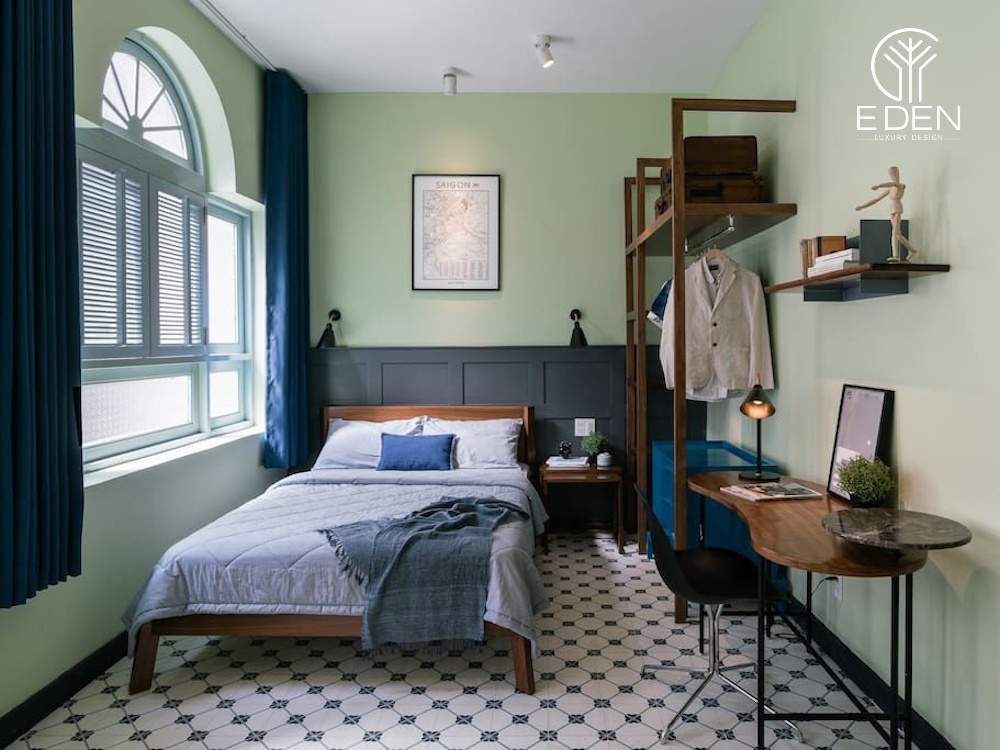 Phòng ngủ Indochine nhỏ với màu xanh đơn giản