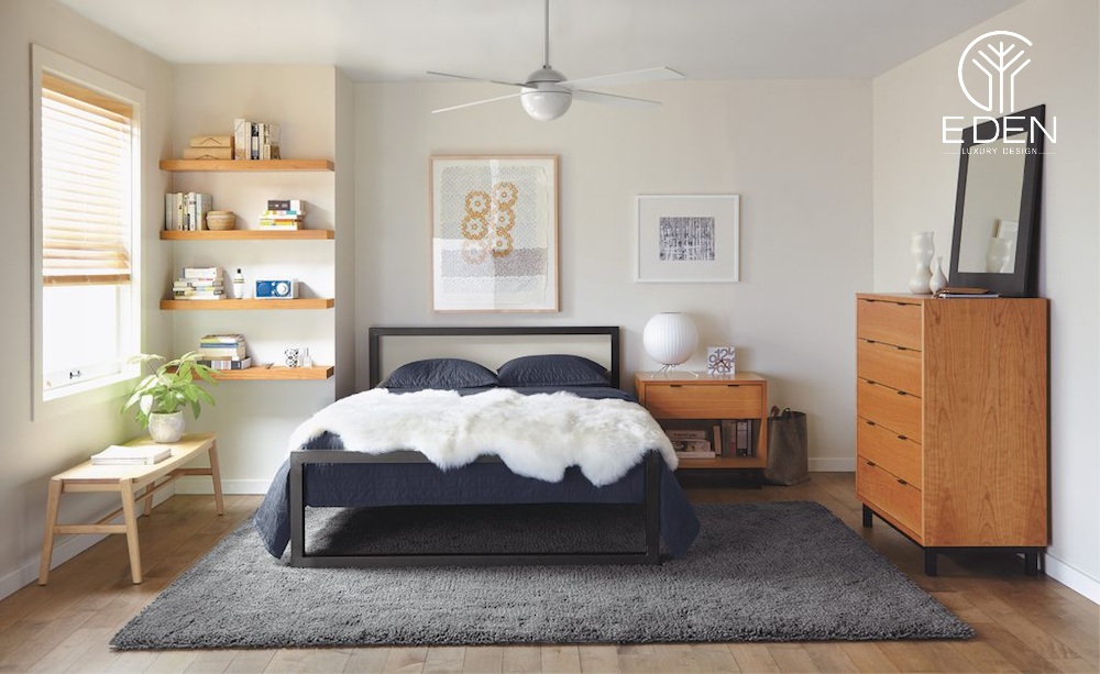 Phòng ngủ đơn giản với kệ treo tường bằng gỗ dùng để sách hoặc đồ vật