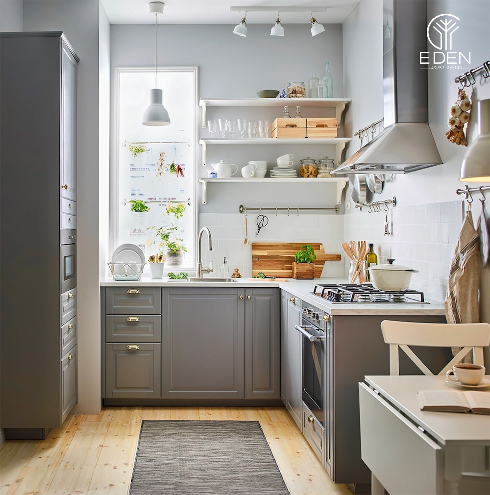 Thiết kế phòng bếp kết hợp phòng ăn với giá treo đồ cho không gian hẹp