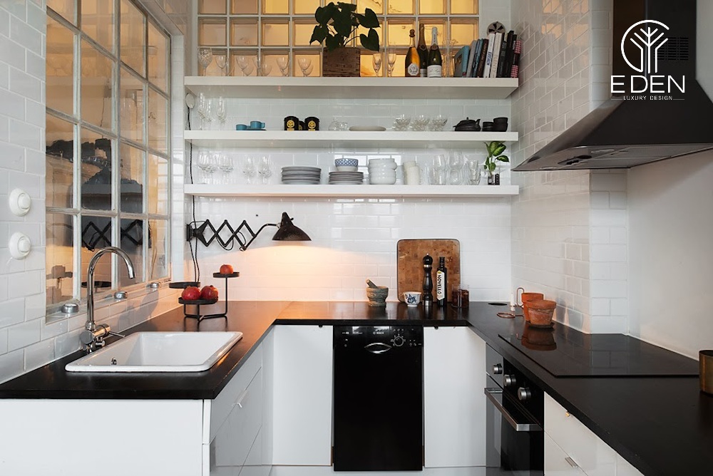 Phòng bếp nhỏ gọn với giá treo đồ phù hợp với không gian nhà cấp 4