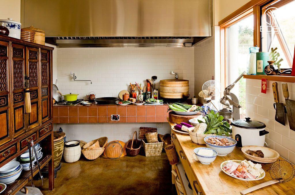 Phòng bếp thiết kế kiểu Trung Quốc thường gây ấn tượng bởi màu sắc cân đối