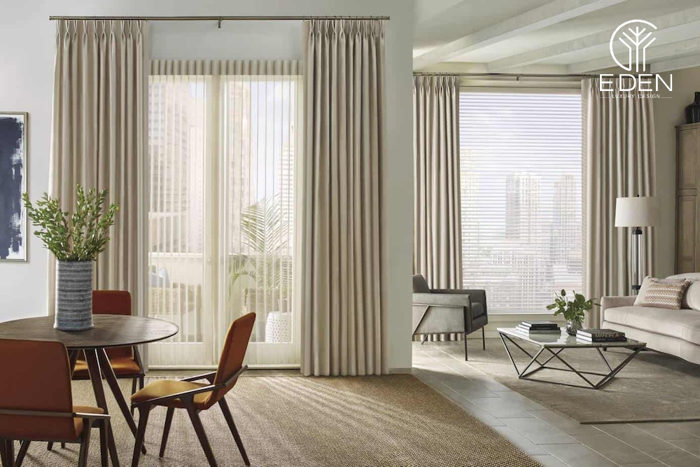 Rèm cửa được thiết kế hai lớp che nắng giúp căn phòng khách vẫn có được nguồn ánh sáng tự nhiên