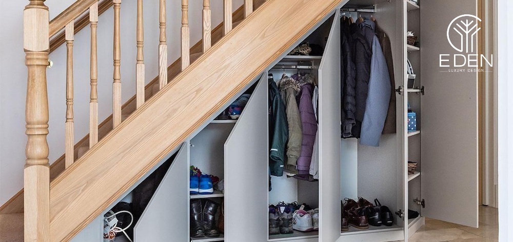 Gầm cầu thang có thể là tủ chứa giày, áo khoác tiện lợi