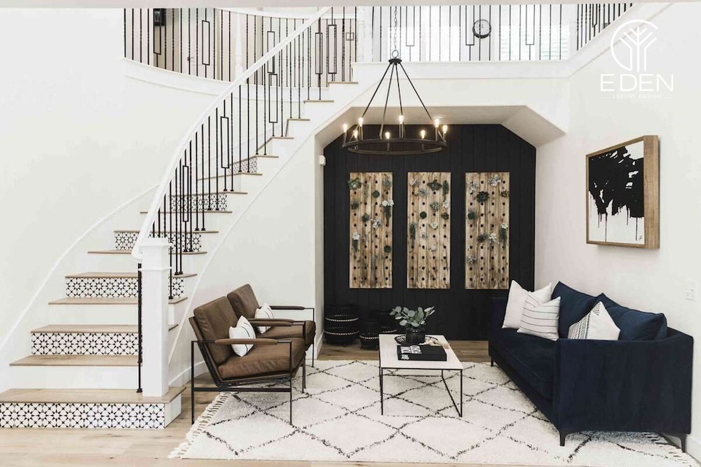 Cầu thang với hoa văn trang trí trắng đen làm điểm nhấn cho phòng khách