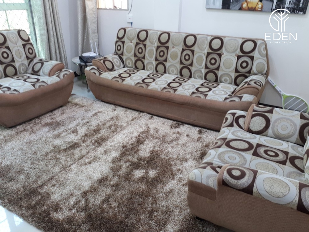 Trang trí thảm lông đồng bộ với màu của bộ sofa