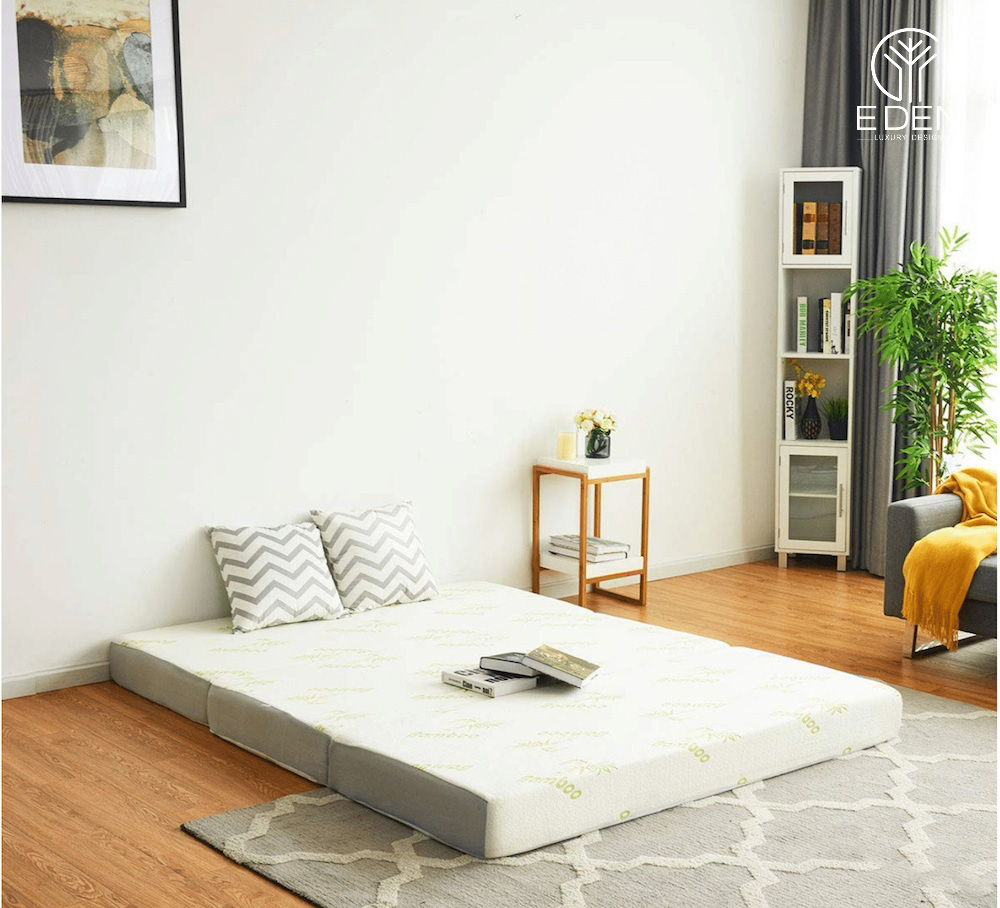 Phòng ngủ với các nội thất đơn giản và nệm ngủ trải sàn