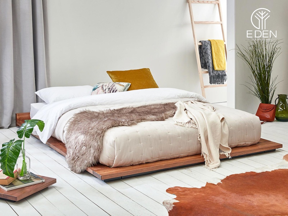 Giường ngủ được thay thế bằng tấm lót gỗ và bên trên sử dụng nệm ngủ