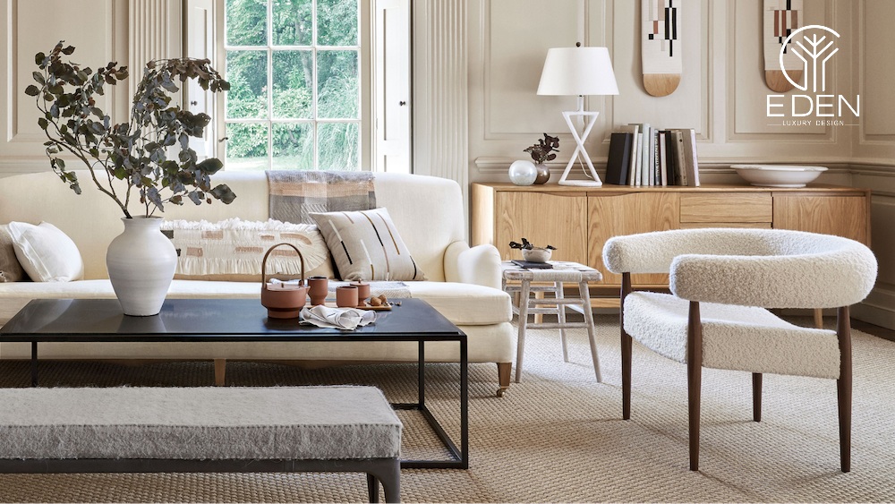 Sofa trắng kem kết hợp với thảm trải sàn bằng lông tạo cảm giác gần gũi