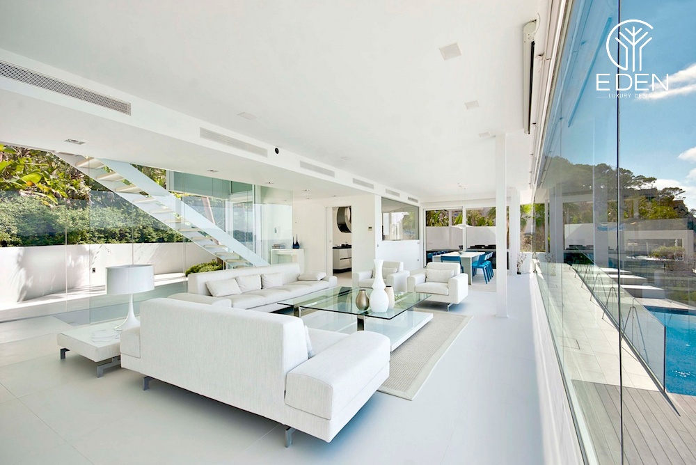 Villa sử dụng tone màu trắng cho không gian phòng khách