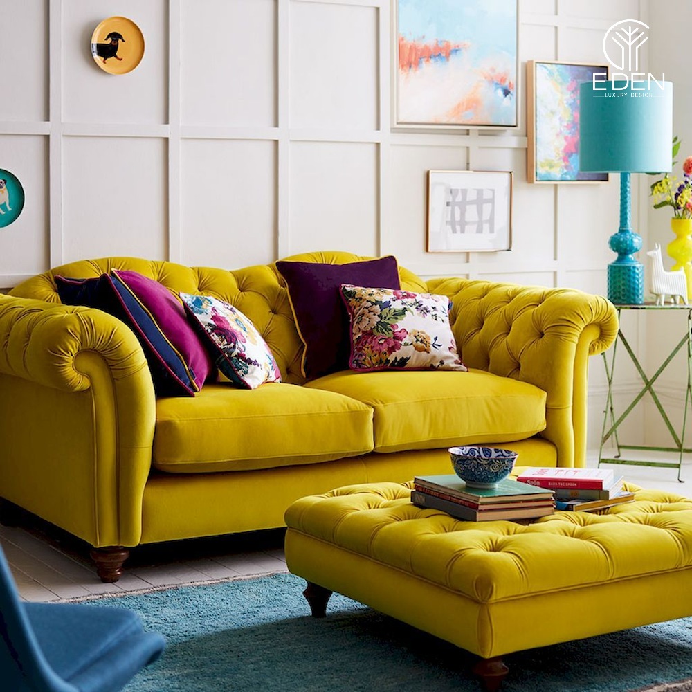 Sofa vàng là điểm nhấn của gian phòng khách, thu hút mọi người từ cái nhìn đầu tiên