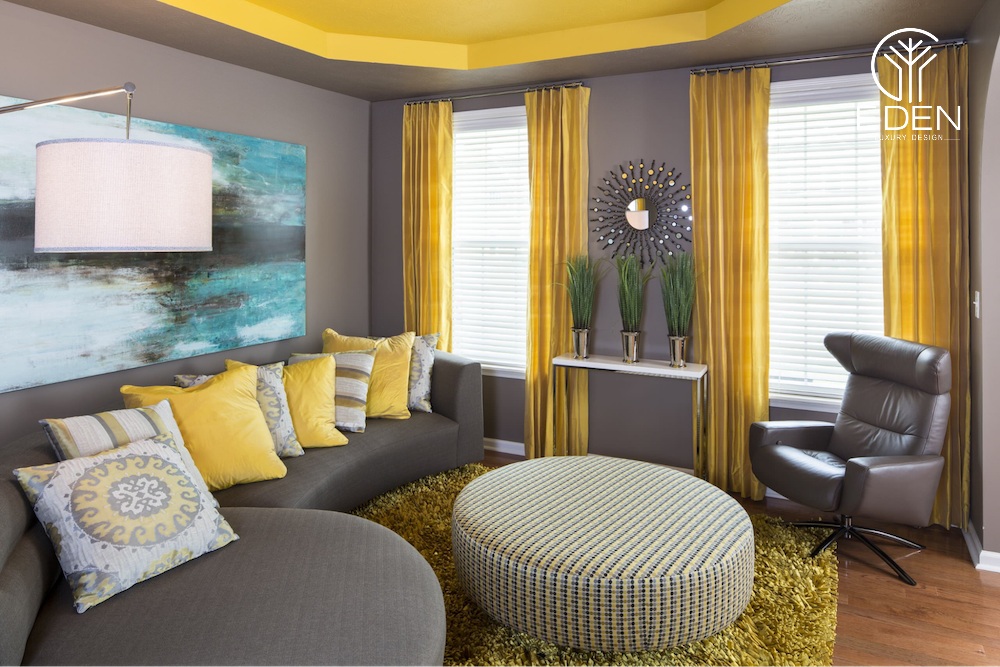 Rèm cửa màu vàng mang đến sắc thái rất riêng cho phòng khách